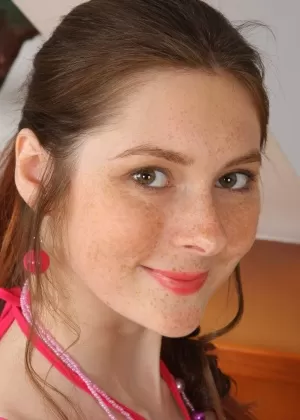 Молодая милашка гордится своими розовыми трусиками-стрингами и своей волосатой муфтой