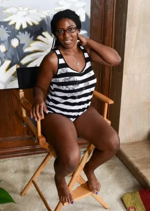 Plump ebony amateur Janelle Taylor proudly shows off naked body for first time