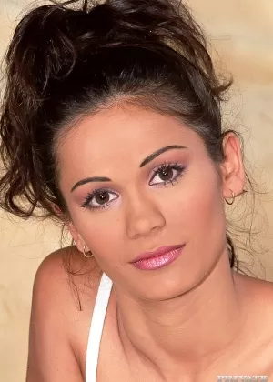 Леди средних лет Холли Кисс расстегивает молнию на своей длинной юбке, чтобы обнажить свои ретро-прелести