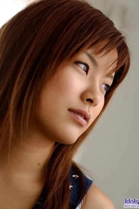 Красивая японская девушка Кана кладет плюшевую игрушку перед тем, как раздеться