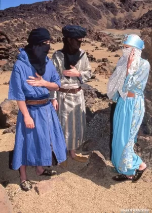 Классная сольная модель Челси Френч демонстрирует свои великолепные ноги в коричневых нейлоновых чулках