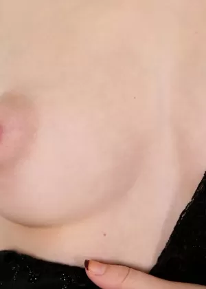 Сексуальная блондинка любительница Джагги Голд снимает шорты и трусики для игры с киской