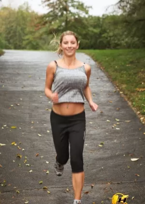 Симпатичная молоденькая Флора спускает свои штаны для йоги, чтобы показать свою волосатую муфту