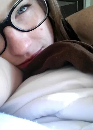 Горячая бывшая девушка Таша Рейн делает селфи в зеркале во время раздевания