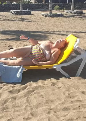 Коротко стриженная блондинка Скай Блу обнажает свои большие сиськи, когда раздевается догола