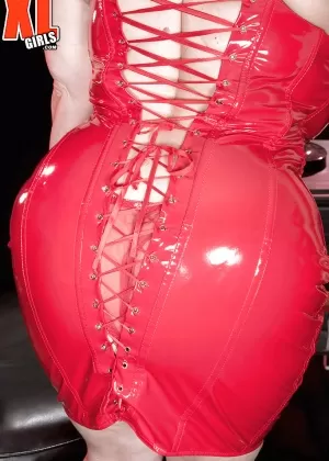 Великолепная толстушка Саманта 38G снимает свое модное красное платье, чтобы показать толстую киску