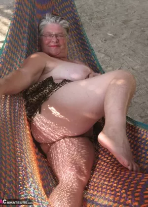 Рыжеволосая бабушка кончает спермой на лицо после секса с мальчиком