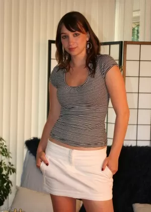 Гибкая новичок Луиза Лейнвуд демонстрирует свою киску после стриптиза