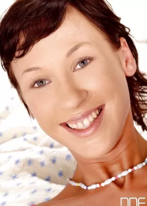 Молоденькая брюнетка Алекс лижет большой фаллоимитатор и засовывает его в свою зияющую киску