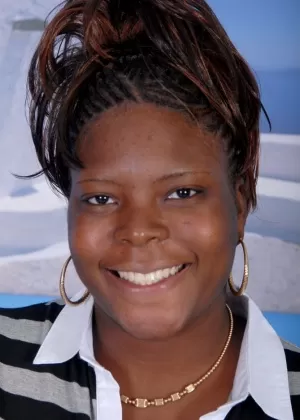 Толстая негритянка кладет руки на свои обнаженные большие натуральные сиськи