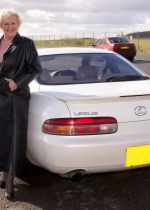 Потрясающая брюнетка сучка Синтия готова трахнуть большой член