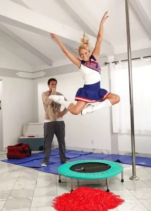 Ебля в жопу болельщицы на открытом воздухе делает сцену с Пресли Хартом великолепной