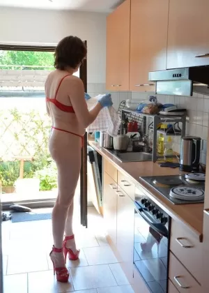 Горячая пожилая женщина Даймонти щеголяет в юбке без трусиков во время уборки пылесосом