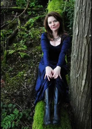 Первый таймер Диана Ананта избавляется от своего зимнего пальто, прежде чем трахаться пальцами