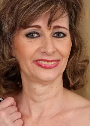 Зрелая женщина Джуди показывает большие сиськи, прежде чем обнажить широко открытую киску