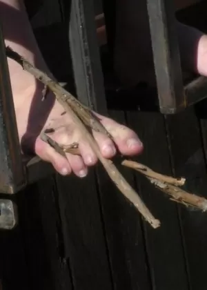 Пышногрудая медсестра с соблазнительной попкой снимает свою униформу и нижнее белье