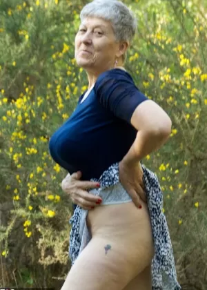 Непослушная бабуля Савана показывает свои большие сиськи и сочную задницу на публике