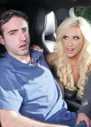 Сольная модель Хлоя Вевриер освобождает свои гигантские сиськи от наряда танцовщицы живота