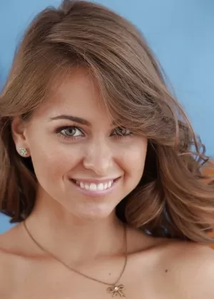 Улыбчивая милашка Райли Рид раздевается и обнажает свои бритые любовные дырочки