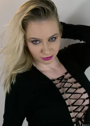 Кэти Бэнкс соблазняет своим горячим телом в сексуальном нижнем белье перед камином