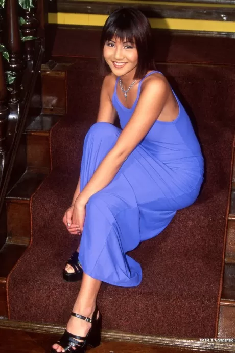 Японская красотка Кацуни получает двойной трах от белого и черного членов