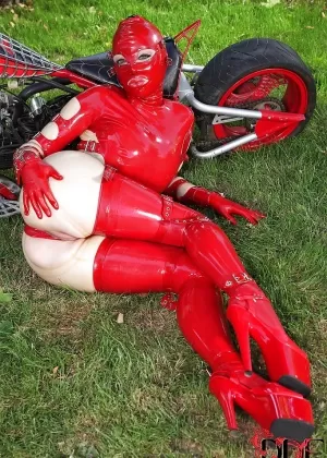 Блондинка в белом нижнем белье моделирует свои горячие ножки ступни в белых чулках каблуки