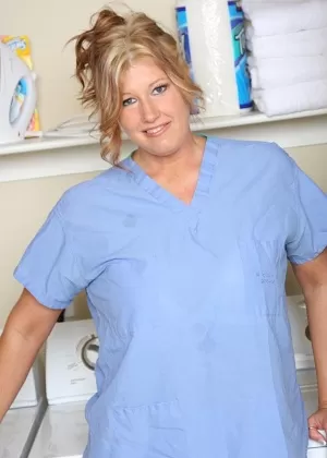 Пухленькая зрелая медсестра с большими отвисшими сиськами раздевается и раздвигает свою пизду