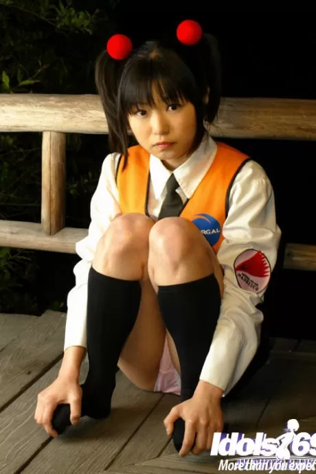 Противная азиатская школьница играет со своими любимыми секс-игрушками