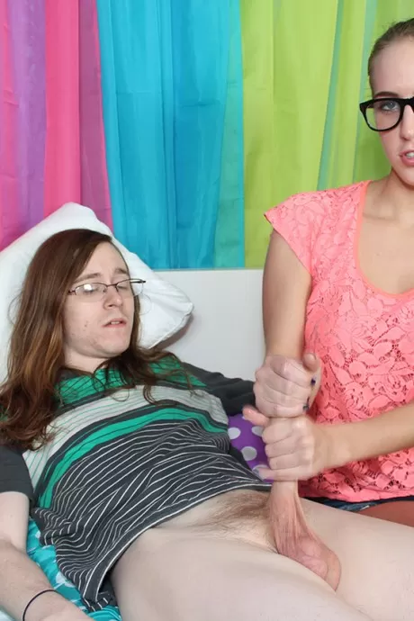 Горячая блондинка в больших очках мастурбирует топлесс и получает сперму на свои сиськи