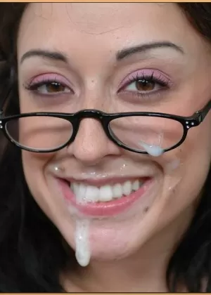 Похабная студентка в очках Рики Уайт трахается в свою бритую киску