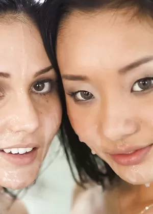 Сексуальная брюнетка Рэйвен Бэй высовывает розовый язычок для большой спермы