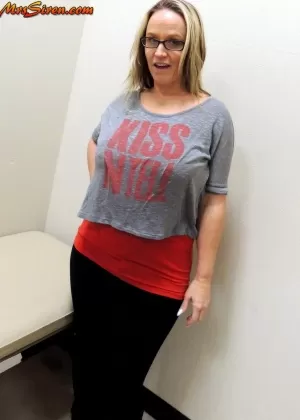 Dirty blonde amateur Dee Siren bares her fat ass in a mirror