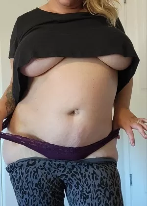 Пышная блондинка Дженна смазывает свою киску кремом во время мастурбации во внутреннем дворике с игрушками