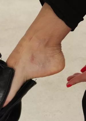 Представлен фут-фетиш милой латиноамериканки Стейси Уэлч