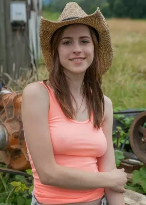 Рыжеволосая любительница Ева Грин расхваливает свою толстую задницу перед товарным вагоном в соломенной шляпе