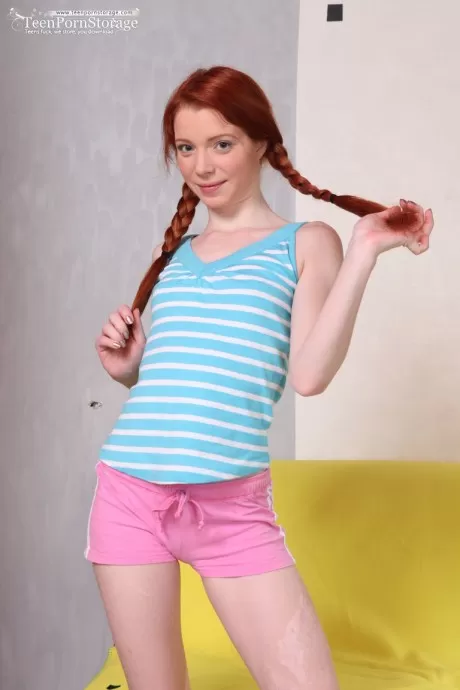 Натуральная рыжеволосая Лиза заплетает свои волосы в косички во время действия PTM