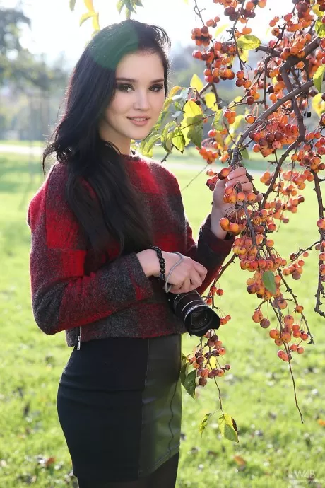 Брюнетка гламурная модель Малена в сапогах позирует не обнаженной на открытом воздухе