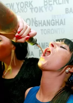 Распутные красотки Сабрина Тейлор и Джеки Круз увлекаются групповым сексом на вечеринке