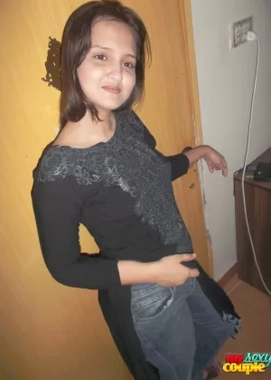 Индийская молоденькая Прия Анджали Рай делает глубокий минет парню и скачет на его члене