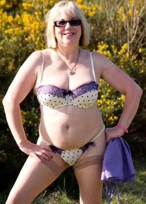 Полная бабуля Валгазмик обнаженная сбрасывает свое нижнее белье, чтобы позировать обнаженной в чулочно-носочных изделиях