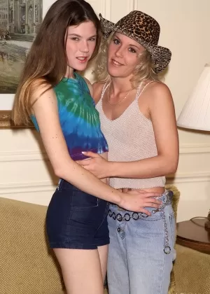 Стройные девушки Эшли Лейни раздеваются перед дилдо кисками и жопами