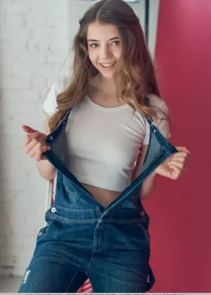 Симпатичная молоденькая Кей Джей сбрасывает свой комбинезон и раздевается догола, чтобы показать киску крупным планом