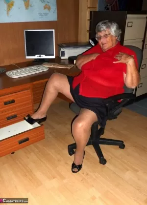 Британская любительница Синди Бюст стягивает трусики после того, как потеряла свои натуральные сиськи