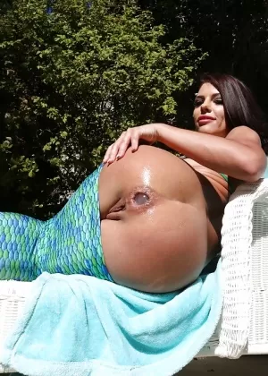 Любящая анал шлюха Адирана Чечик позирует у бассейна в костюме русалки