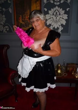 Горячая блондинка стюардесса Люси Зара обнажает свои сиськи, когда раздевается