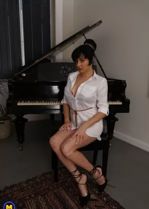 Зрелая шлюха соблазняет своего ученика-пианиста, чтобы получить немного молодого члена в свою старую пизду