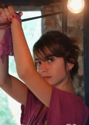 Молодая красотка с задницей, за которую можно умереть, Урсула Б теребит пальцами свой куст после бесплатной работы