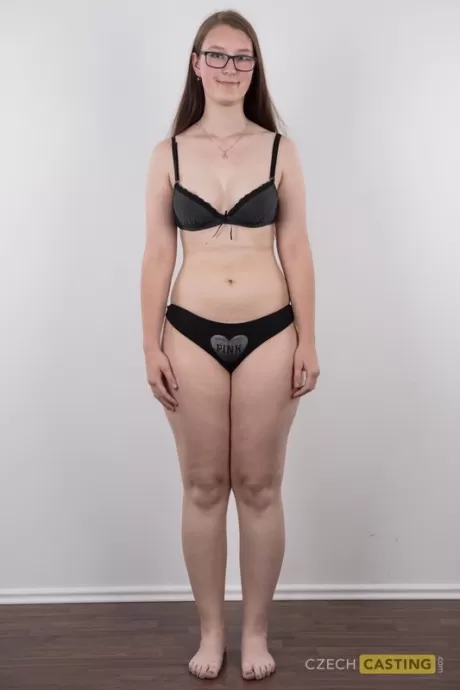 Занудная подросток Катерина стоит обнаженная настолько, насколько это возможно, если не считать ее очков в обнаже 5