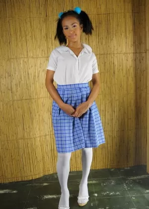 18-летняя азиатка демонстрирует свою натуральную киску, сняв свой наряд