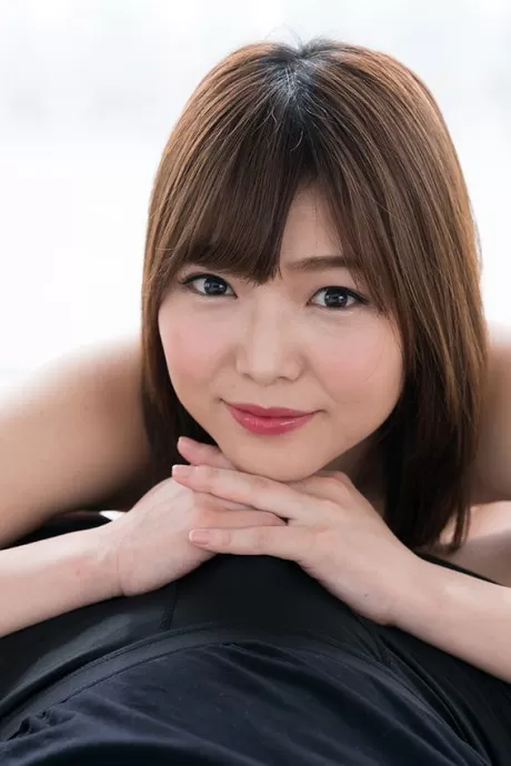 Красивая японская девушка по соседству трет и гладит член до семяизвержения